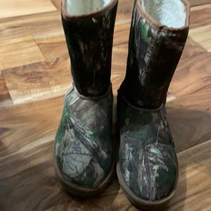 RG camouflage boots in size 8